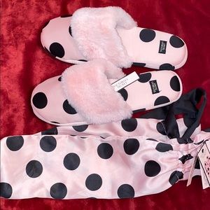 Medium (7/8) new slippers.